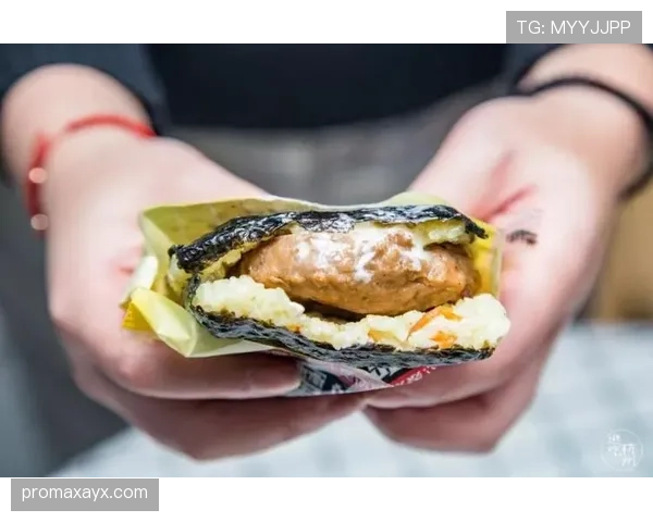 王燊超训练完直接钻进便利店啃饭团，这自律程度有点东西